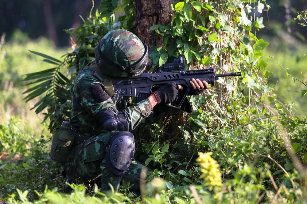 部队军队士兵特种兵持枪突击射击高清图片 (5)