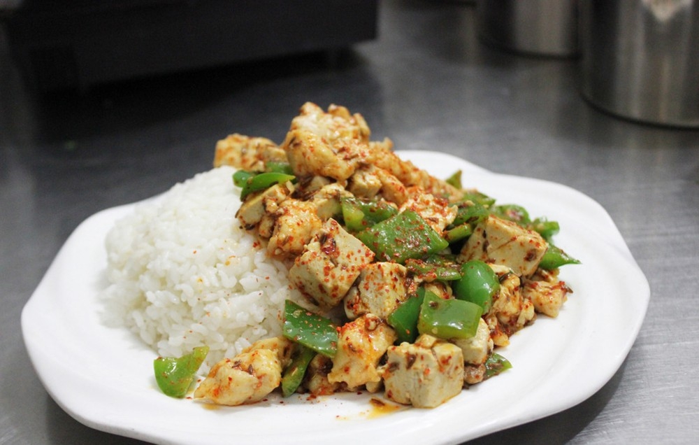 山东菜鲁菜青椒豆腐炒鸡丁盖饭