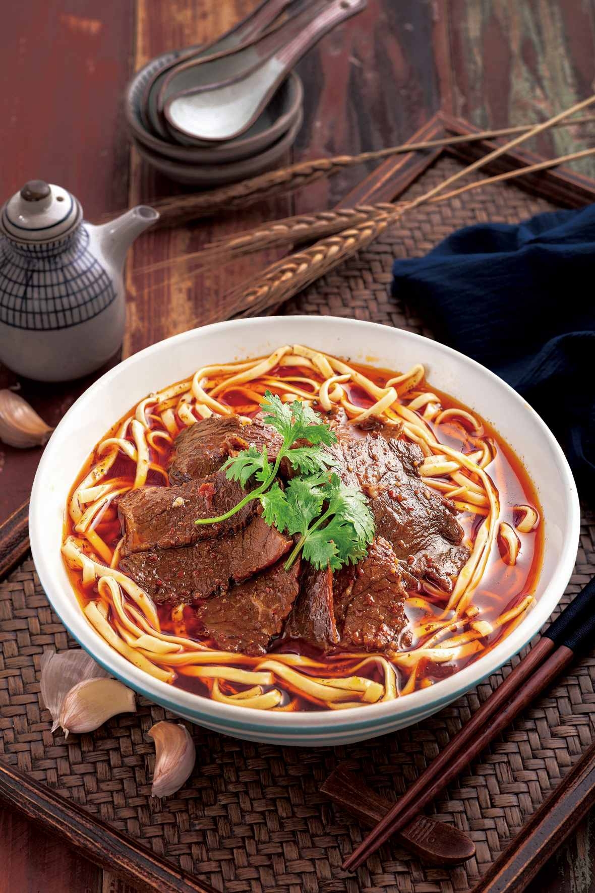 餐饮美食红烧牛肉面海报灯箱