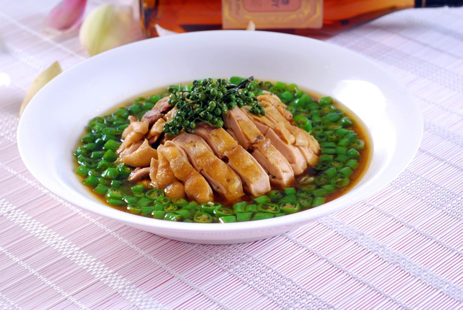 餐饮美食川菜椒王童子鸡高清图片