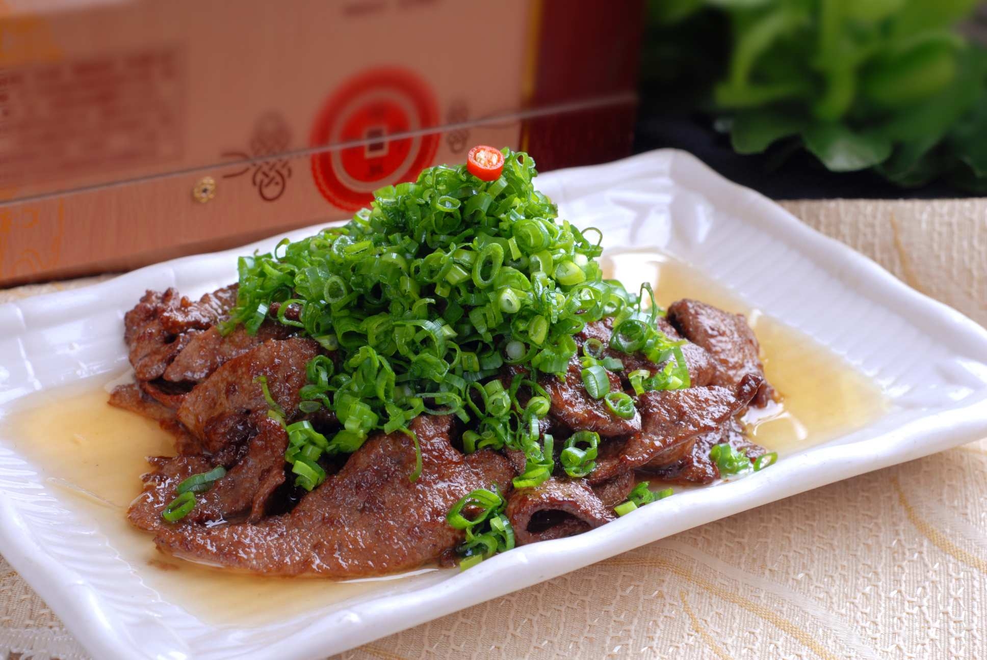 餐饮美食川菜葱香肝片高清图片