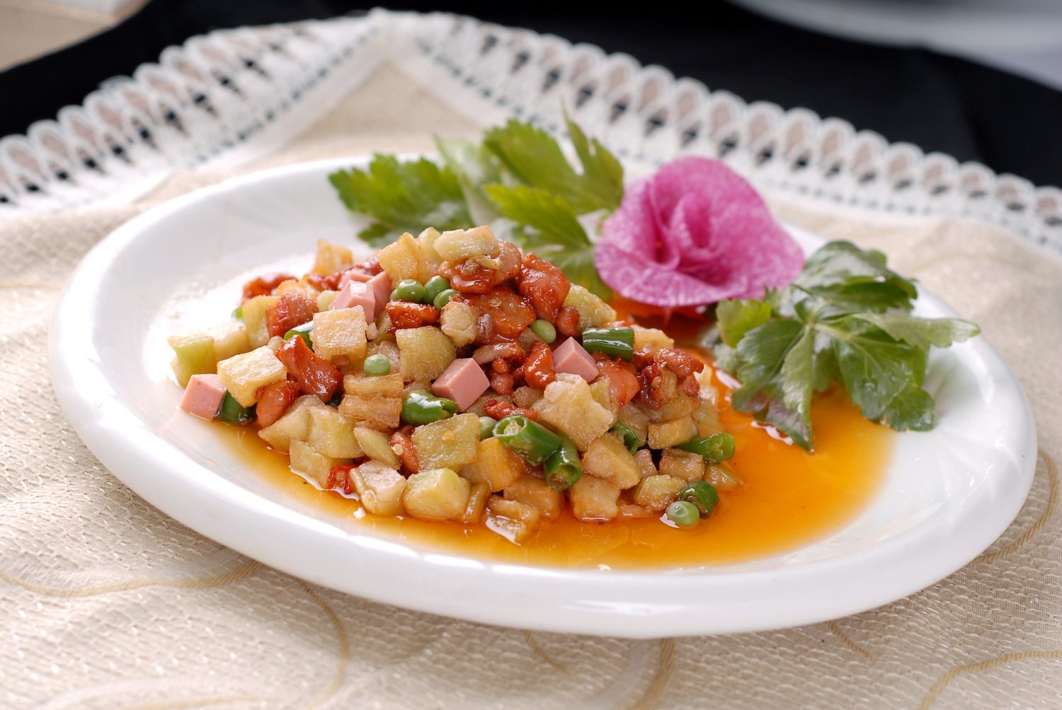 金茄鸡丁高清图片