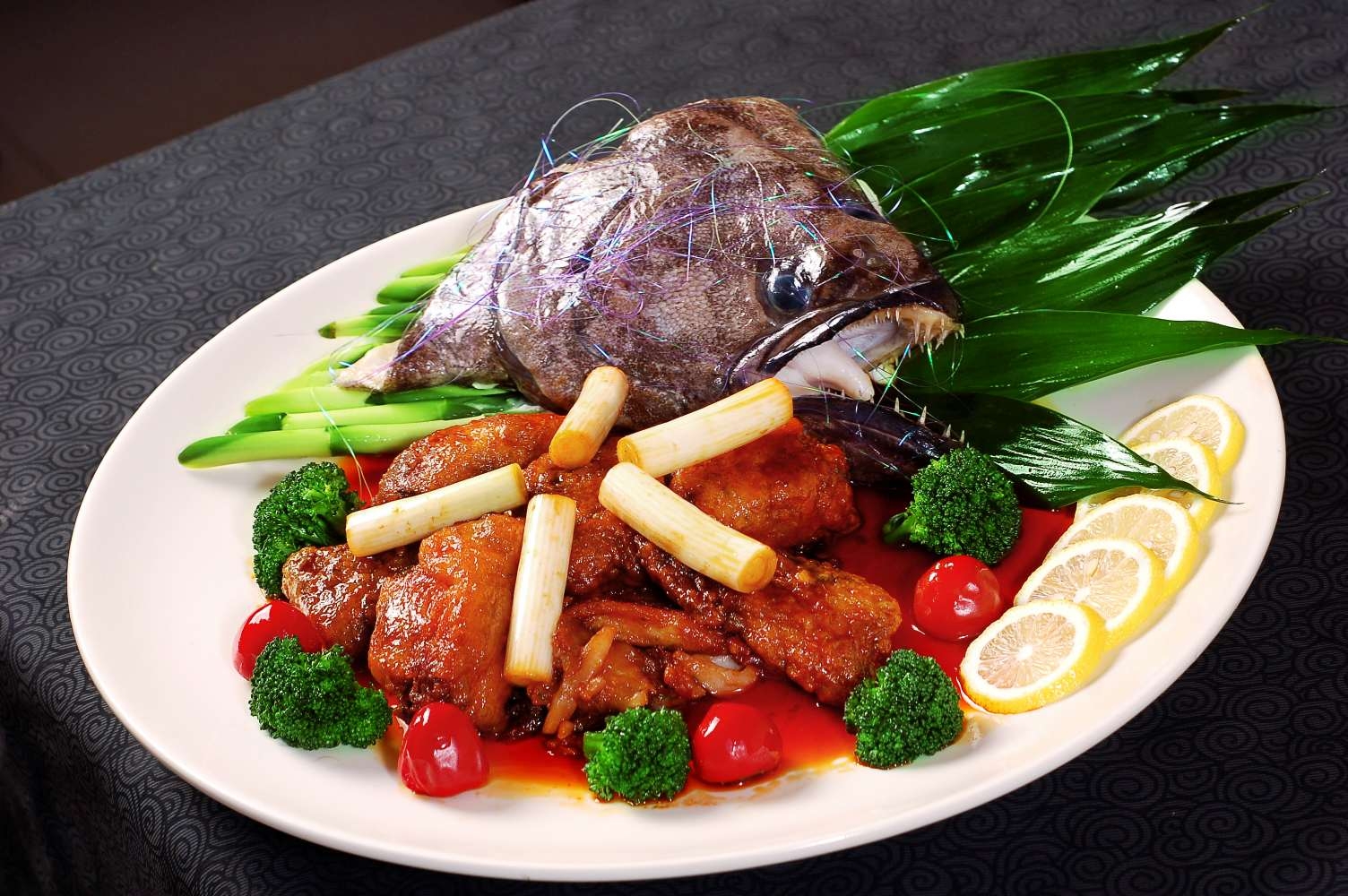 餐饮美食川菜特色干烧俄罗斯鱼头高清图片