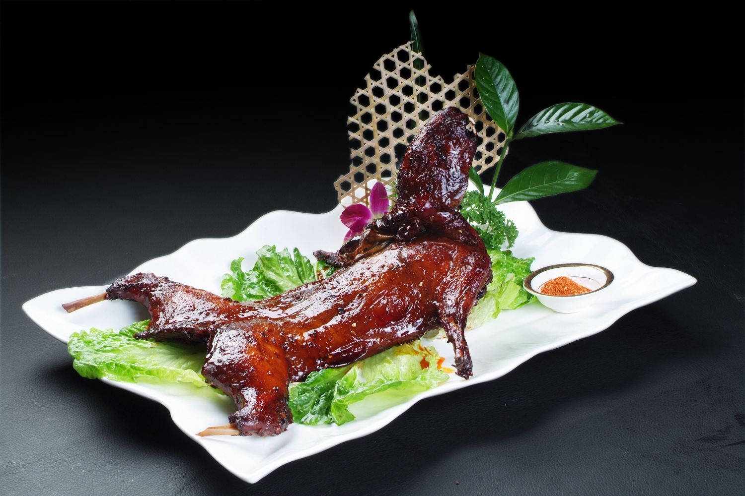 餐饮美食川菜金牌烤全兔高清图片