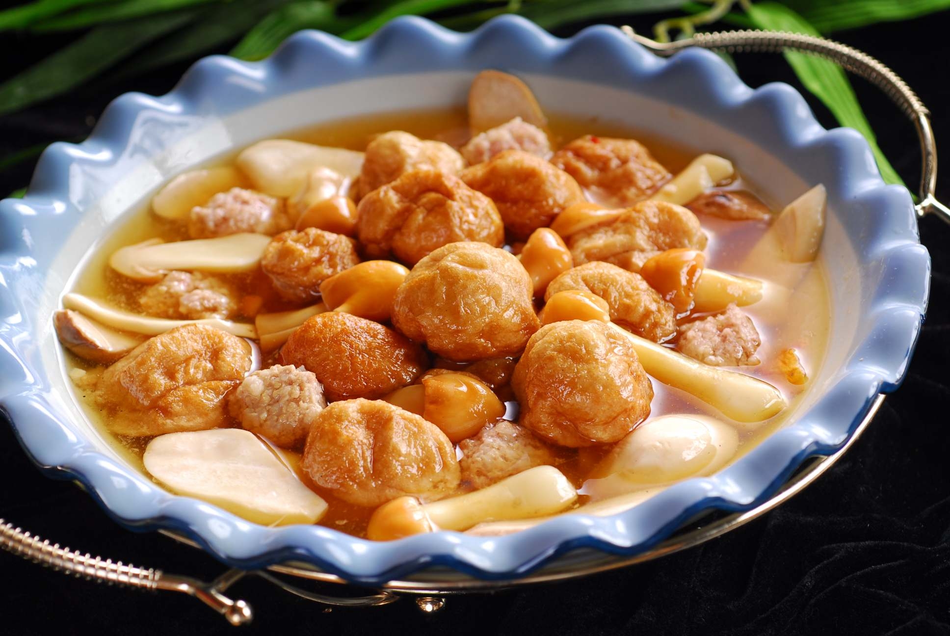 餐饮美食菌类-明炉野生菌烩金元宝宣传图片灯箱