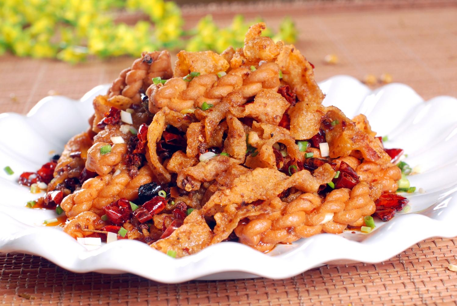 餐饮美食川菜麻花鸡皮高清图片