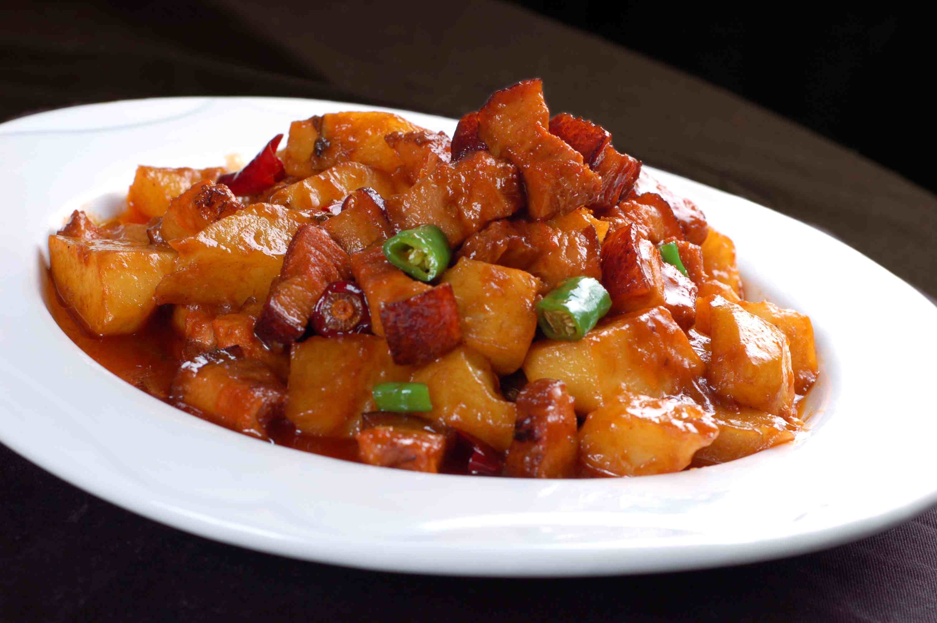 餐饮美食小土豆红烧肉高清图片