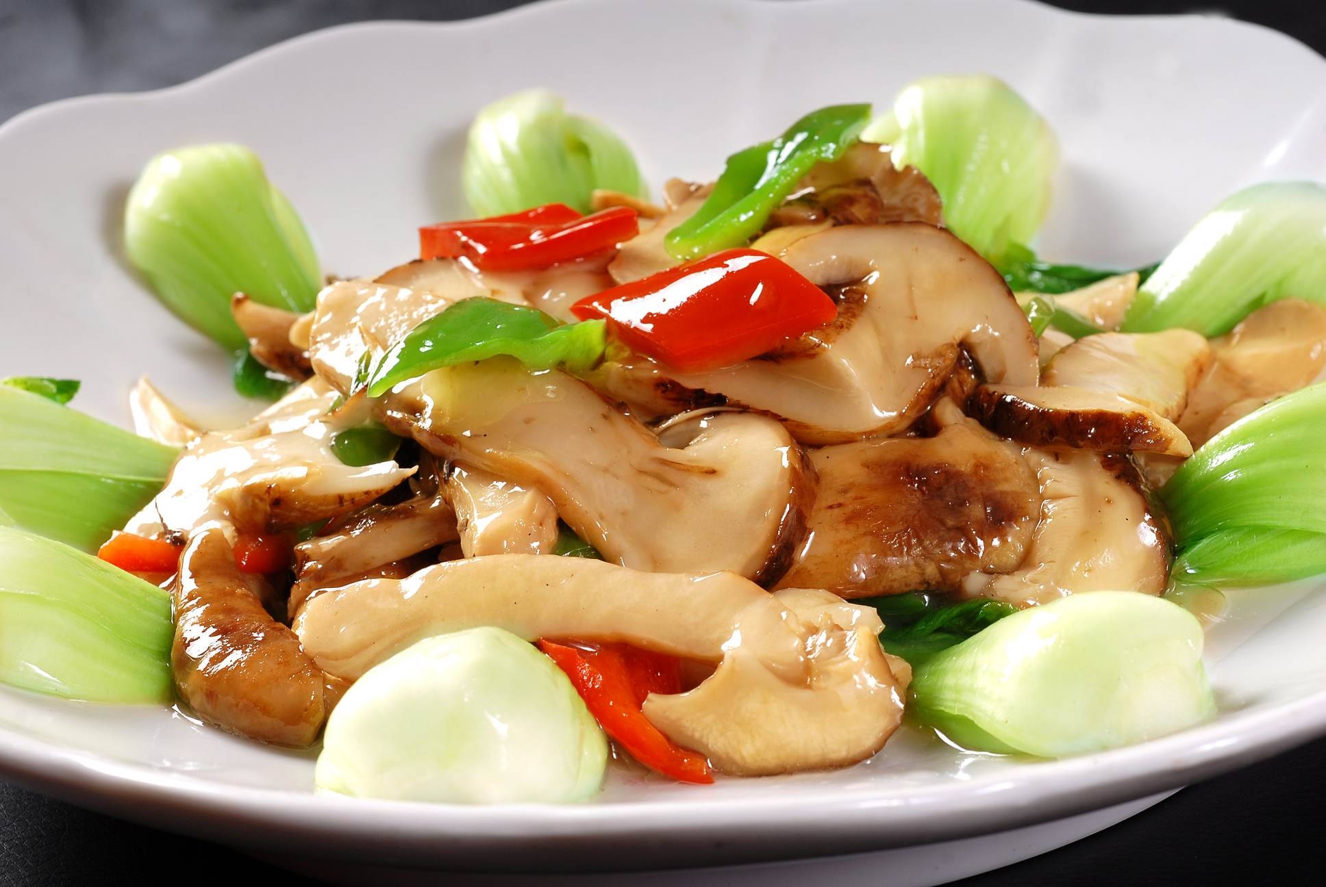 清炒松茸菌高清图片