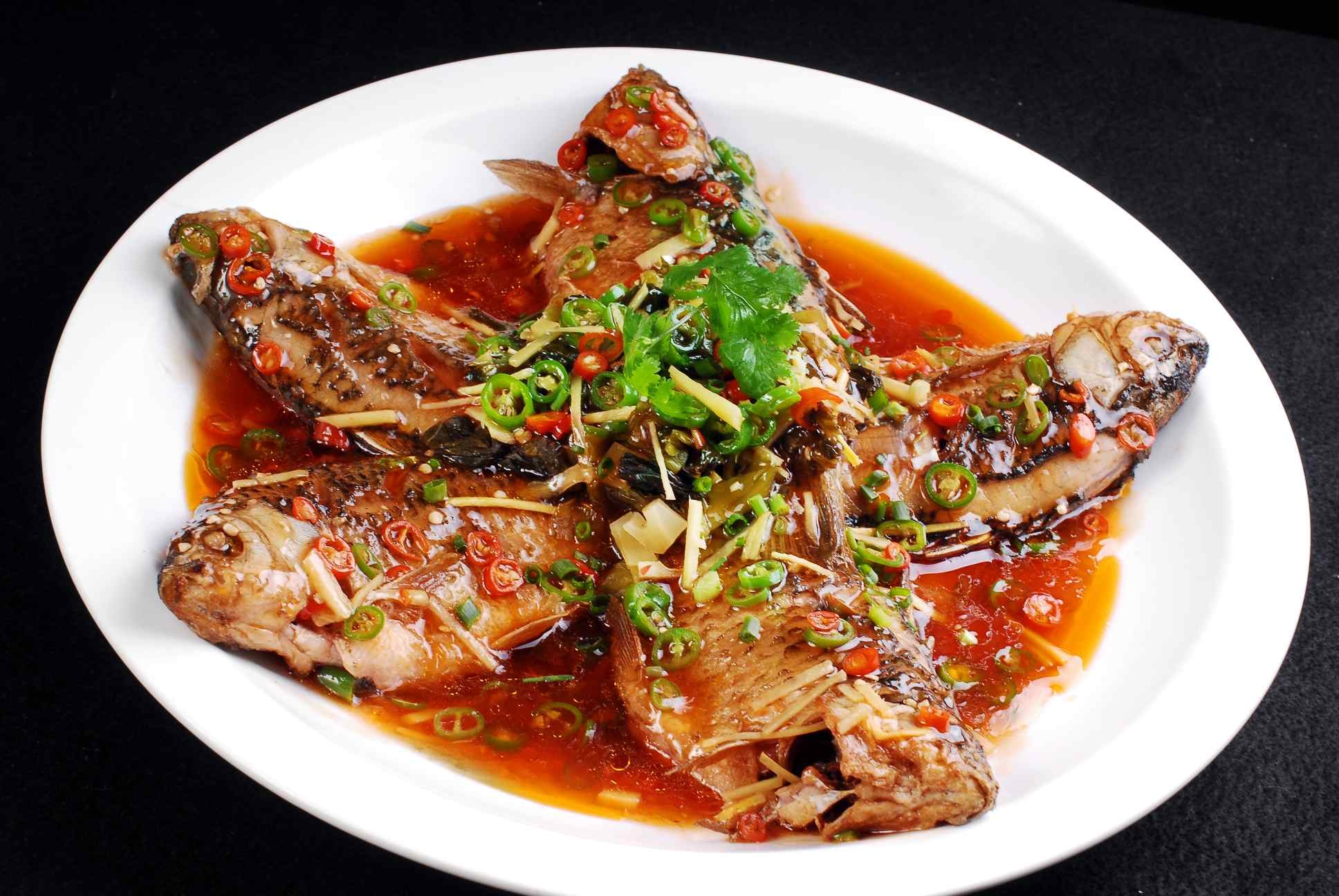 仔姜煮鲫鱼高清图片