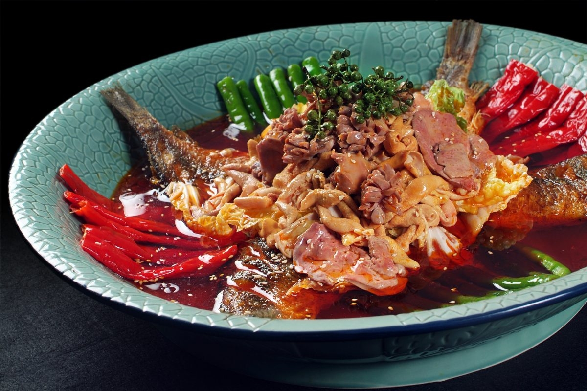 鸡杂煮生态鲫鱼高清图片