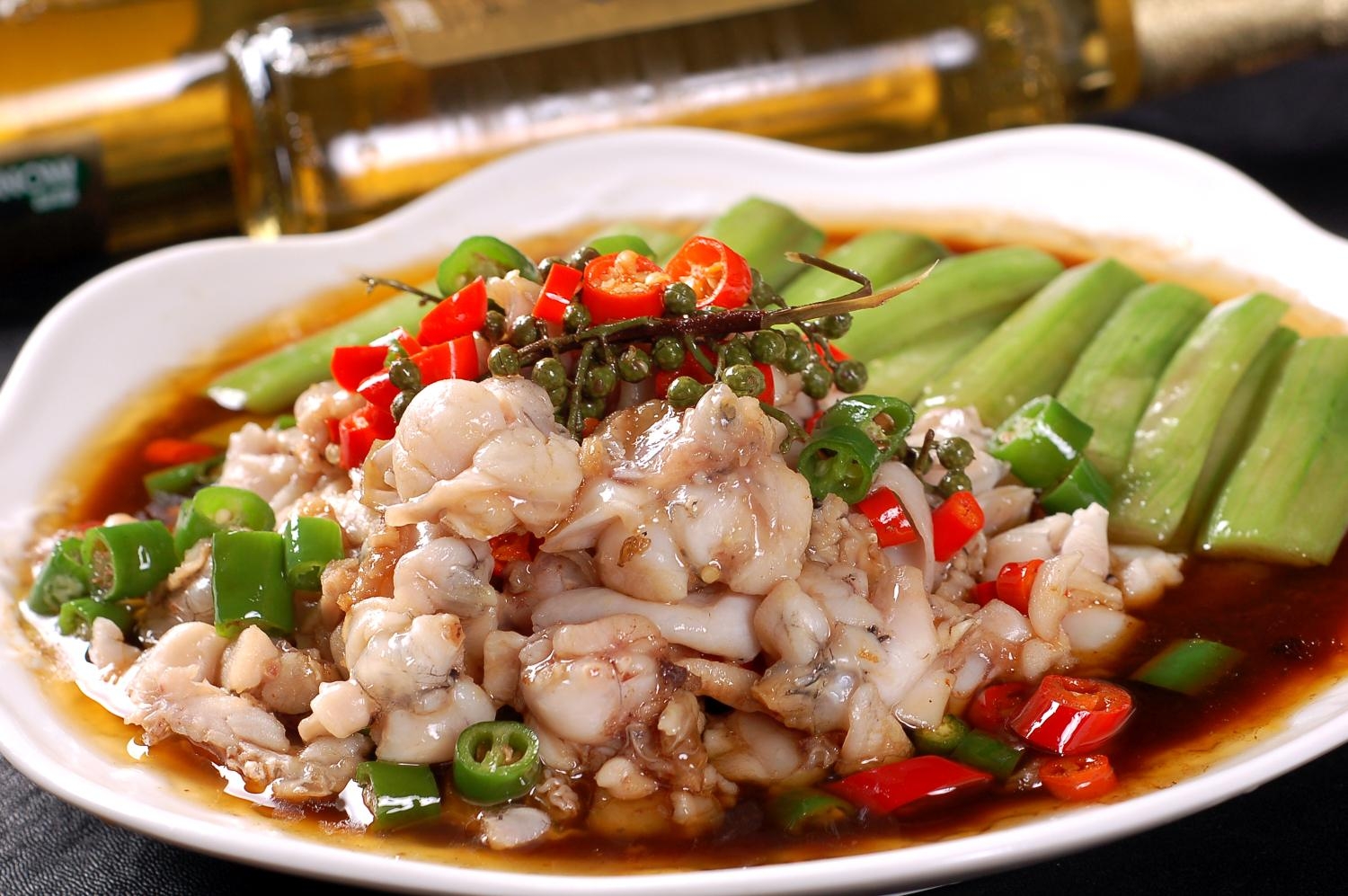 餐饮美食川菜热菜鲜椒牛蛙高清图片