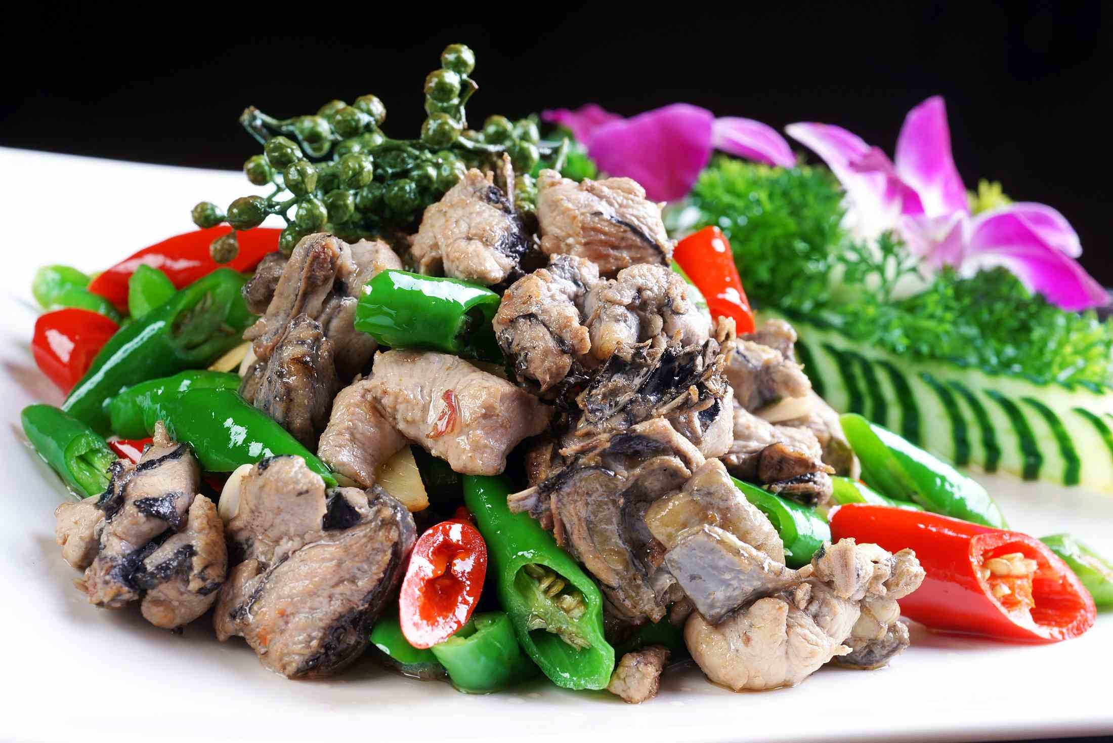 餐饮美食川菜鲜椒爆乌鸡高清图片