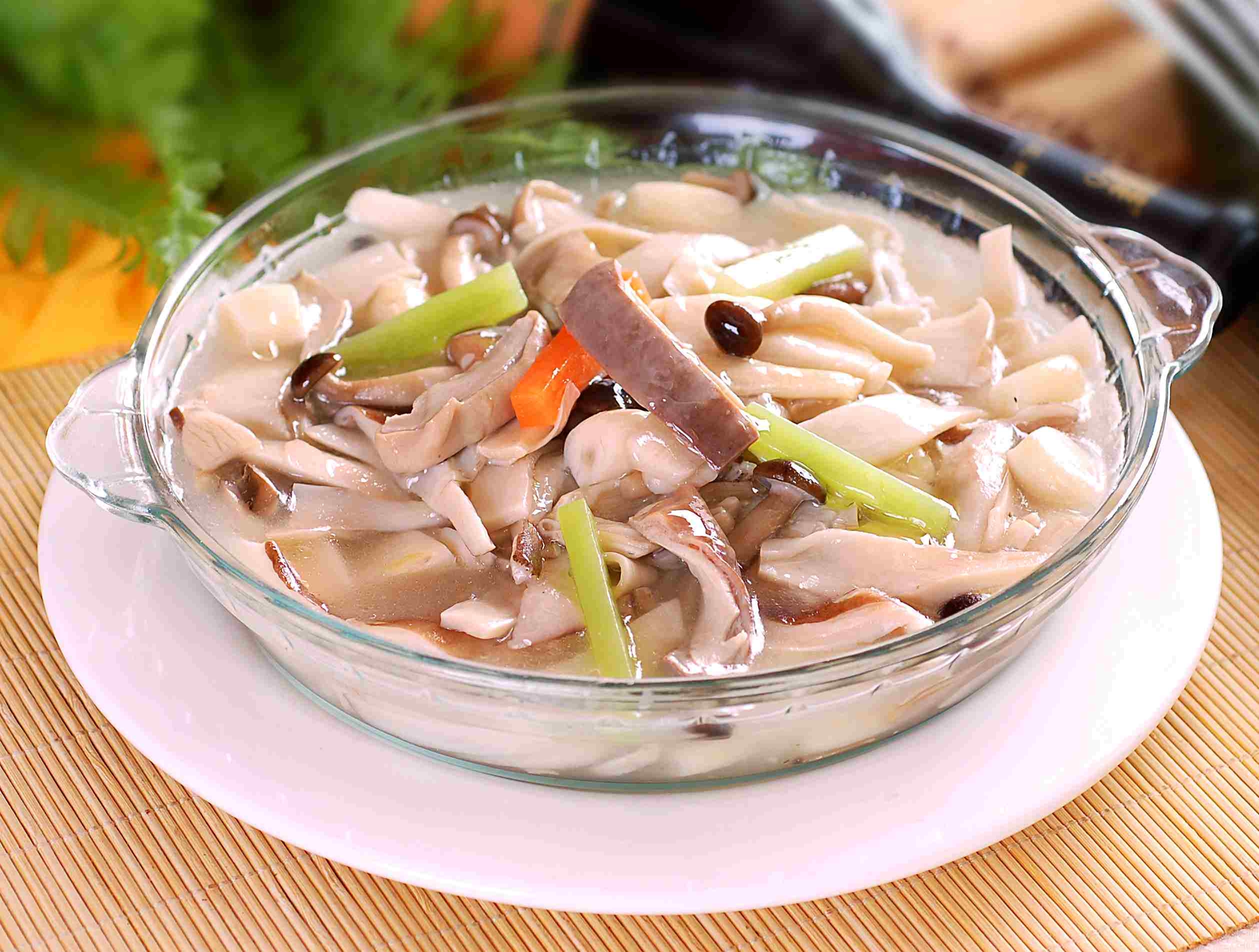 餐饮美食山菌烩肚条高清图片