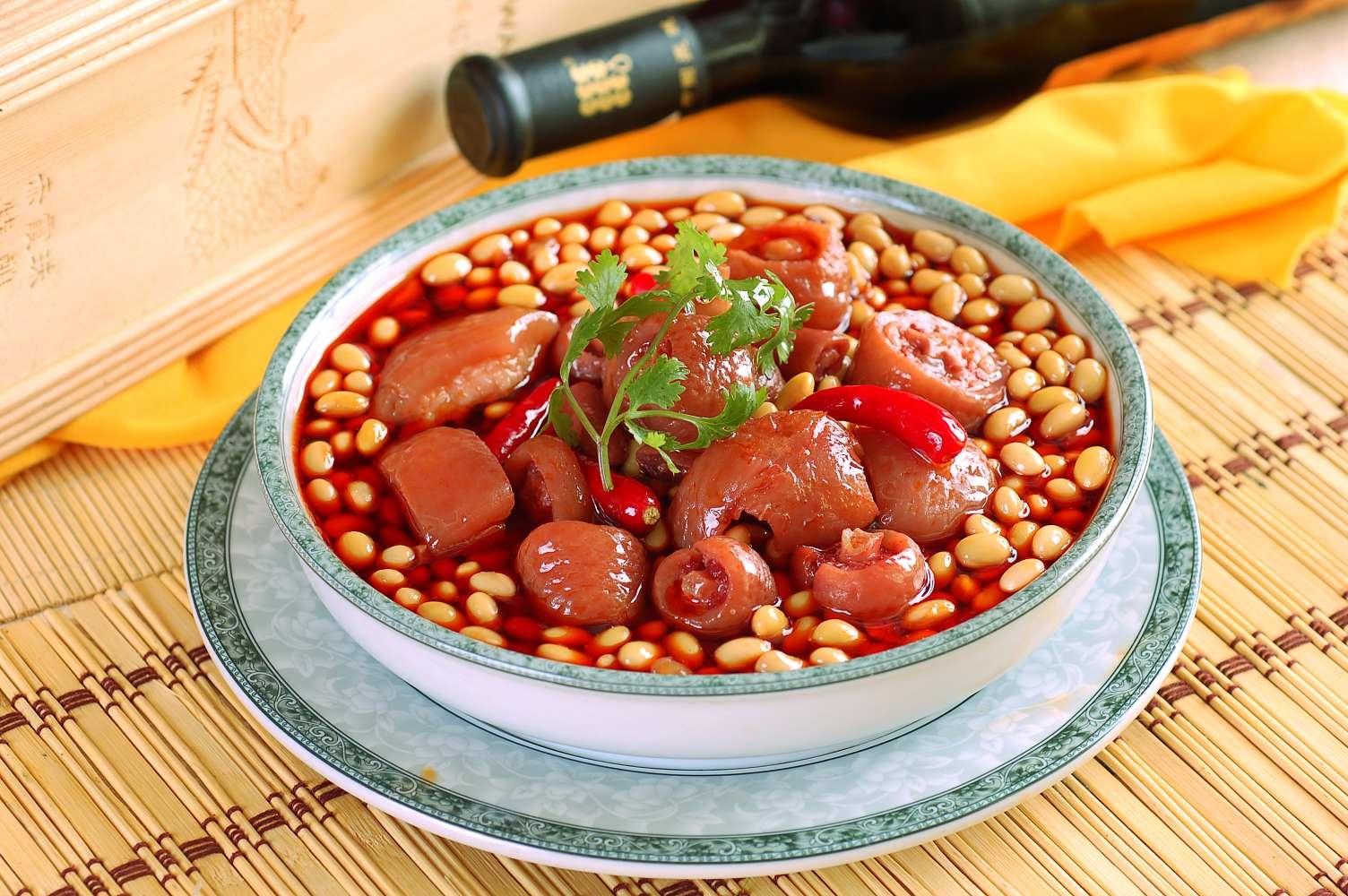 餐饮美食川菜黄豆焖猪尾高清图片
