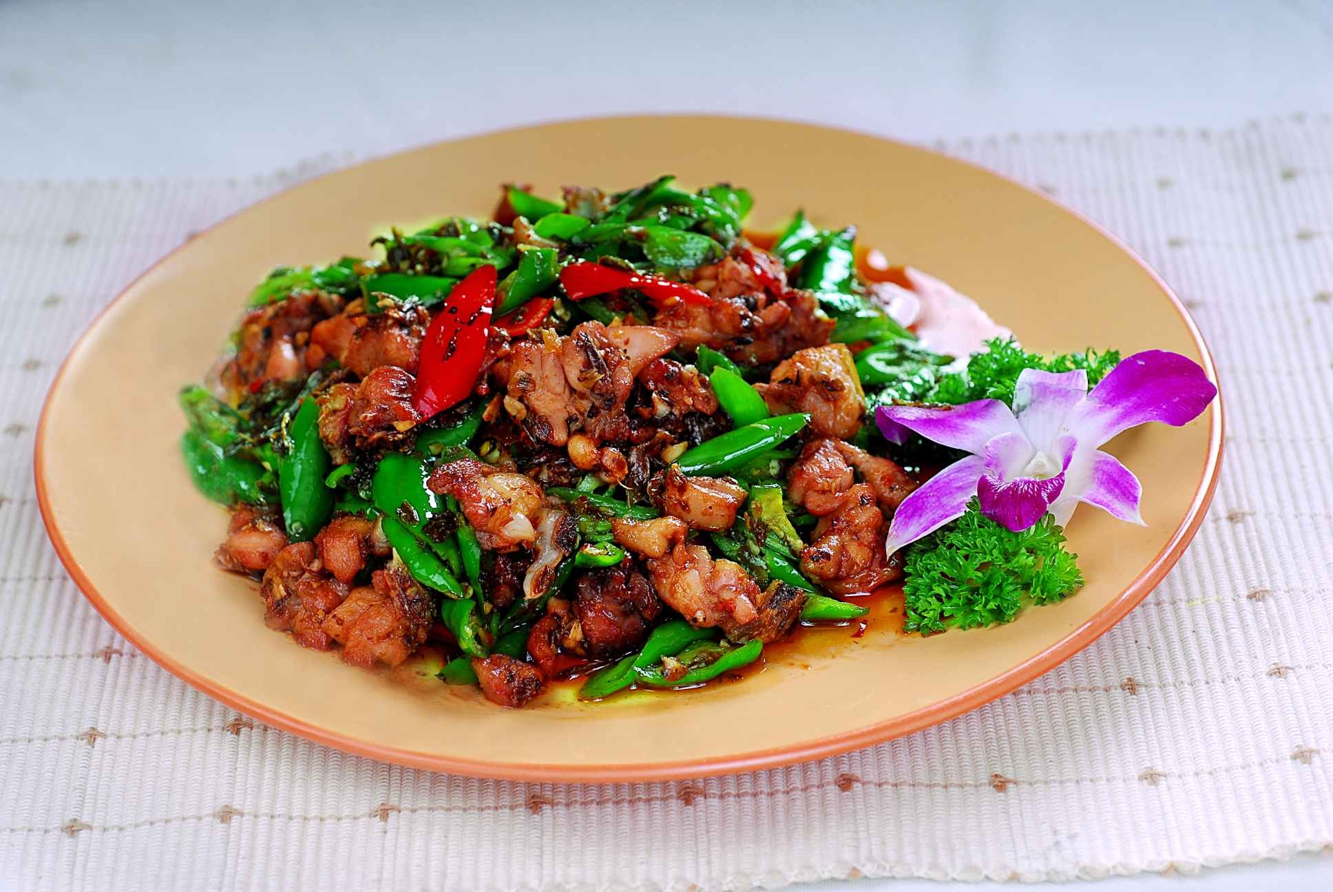 餐饮美食尖椒芽菜煸鸡高清图片