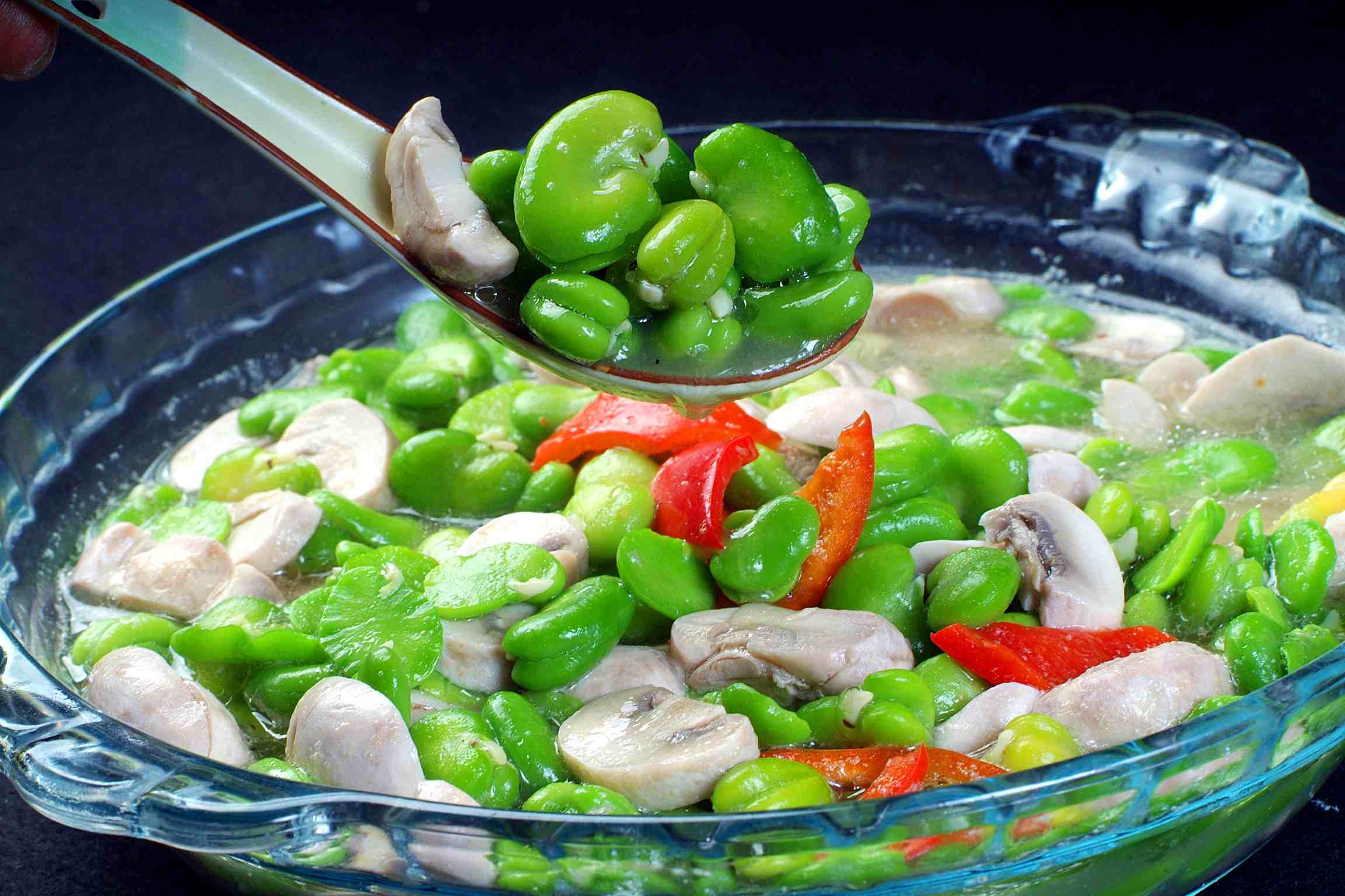 高清图片餐饮美食川菜珍菌烩蚕豆高清图片