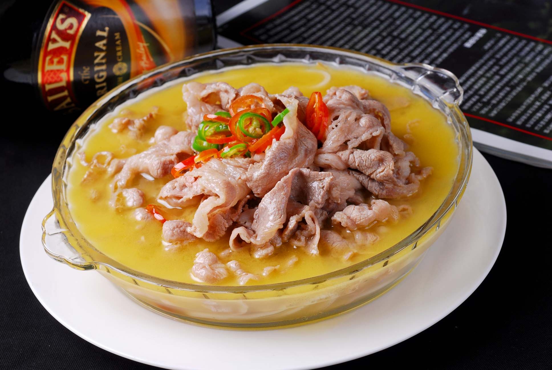 餐饮美食中式菜品---泰式嫩肥牛宣传图片灯箱