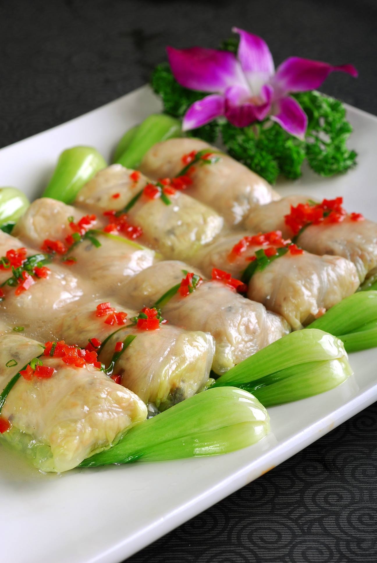 餐饮美食葱香白菜卷高清图片