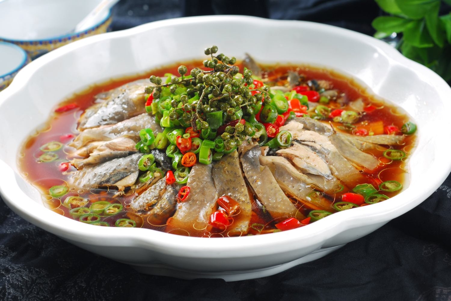 热天府椒香鸡元古法蒸乌鸡高清图片