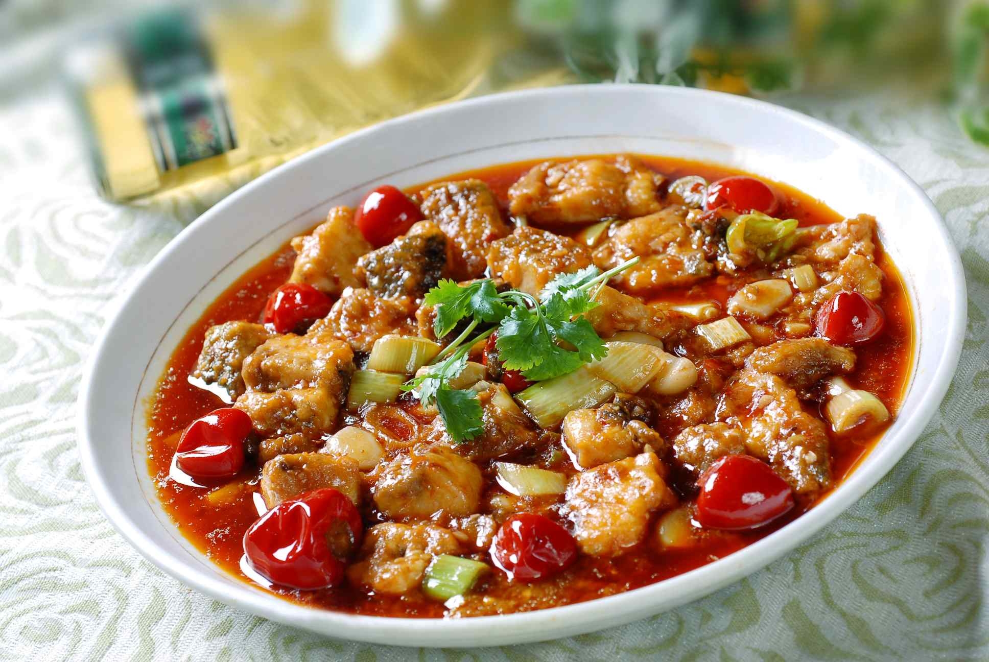 大蒜烧鲢鱼高清图片