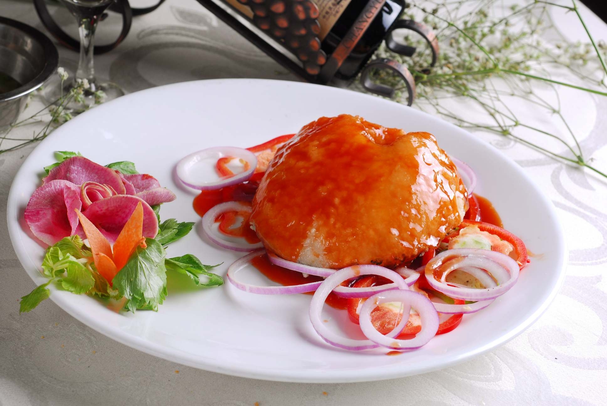 餐饮美食川菜川粤浇汁银鳕鱼高清图片