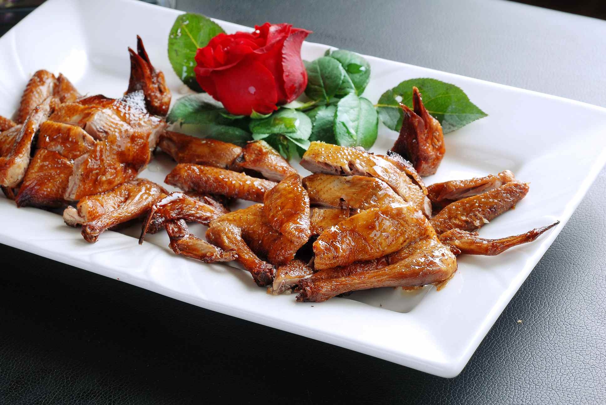 餐饮美食秘制乳鸽高清图片