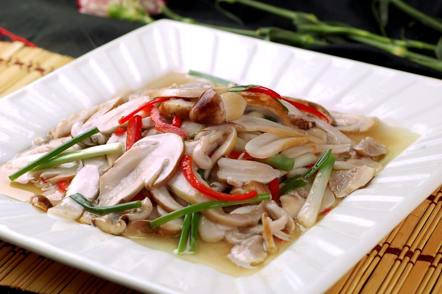 餐饮美食清炒牛肝菌高清图片