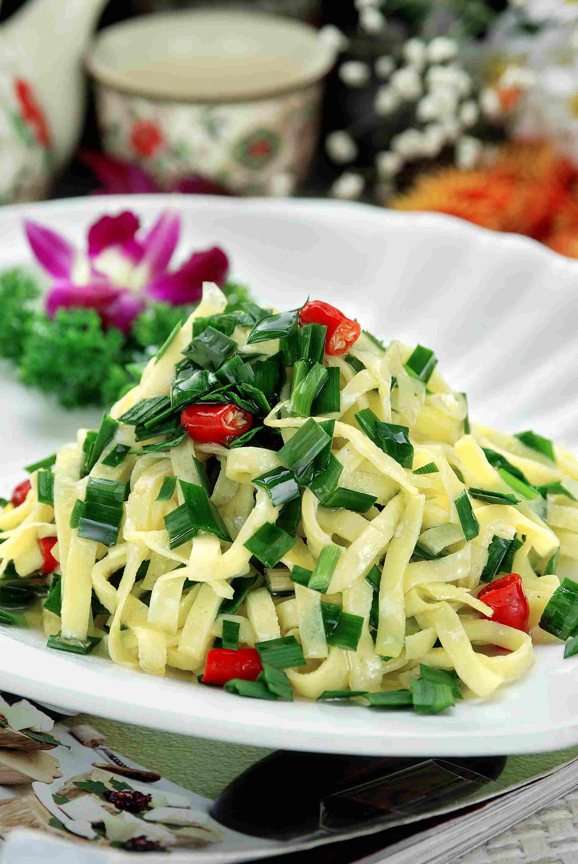 餐饮美食韭菜炒蛋皮高清图片