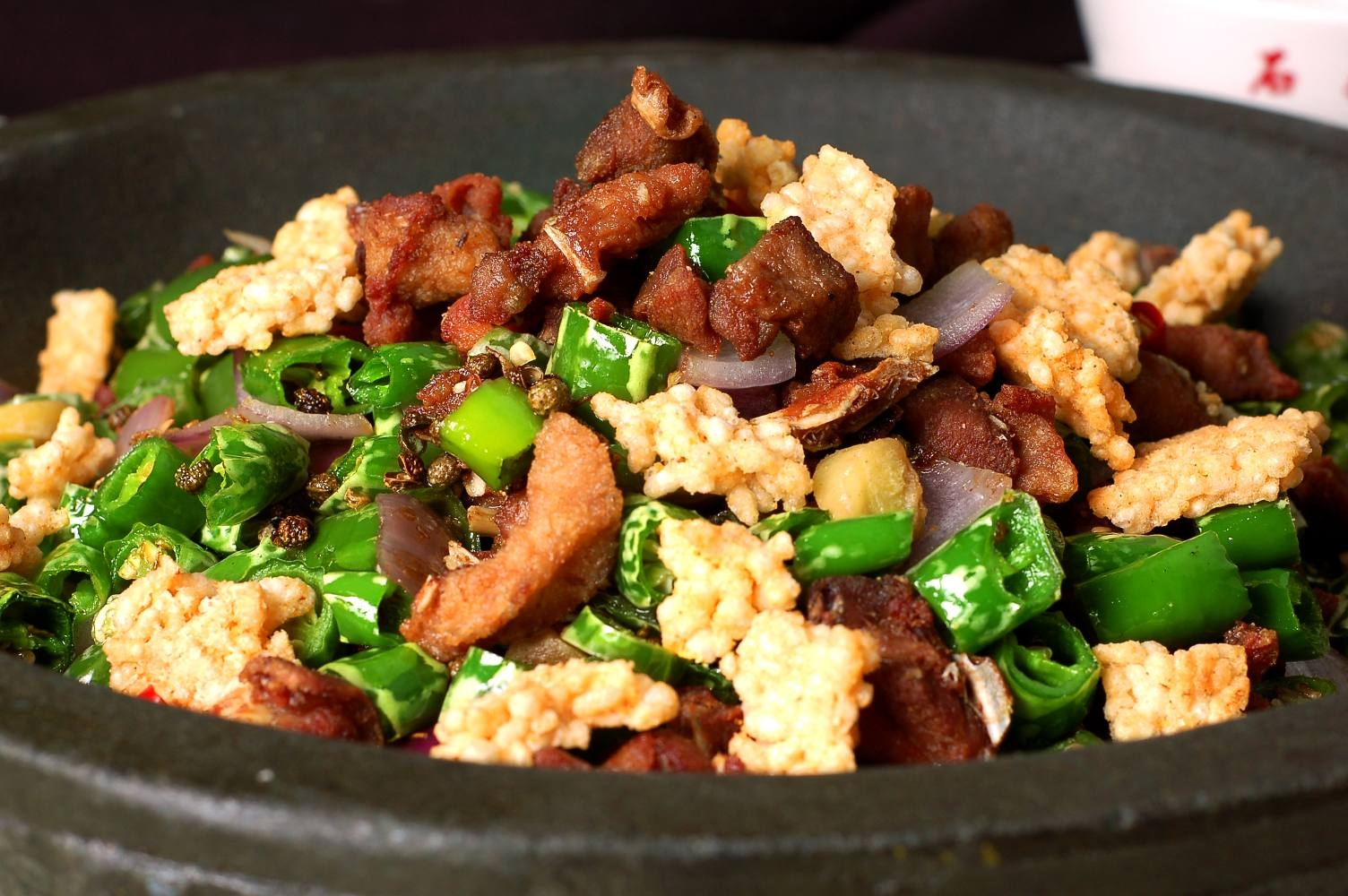 餐饮美食石鼎青椒鸡高清图片
