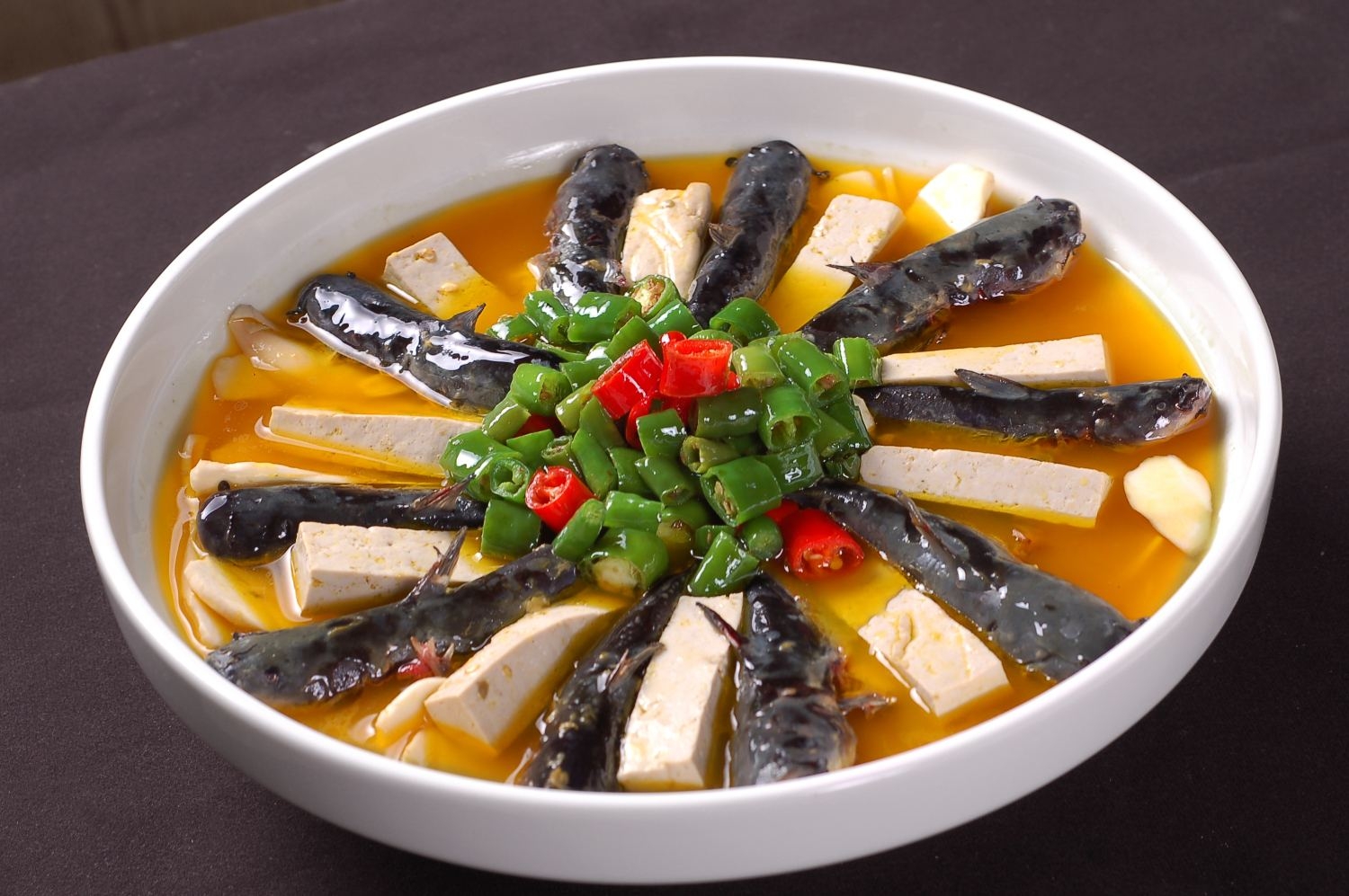 餐饮美食热菜招牌老豆腐黄辣丁高清图片