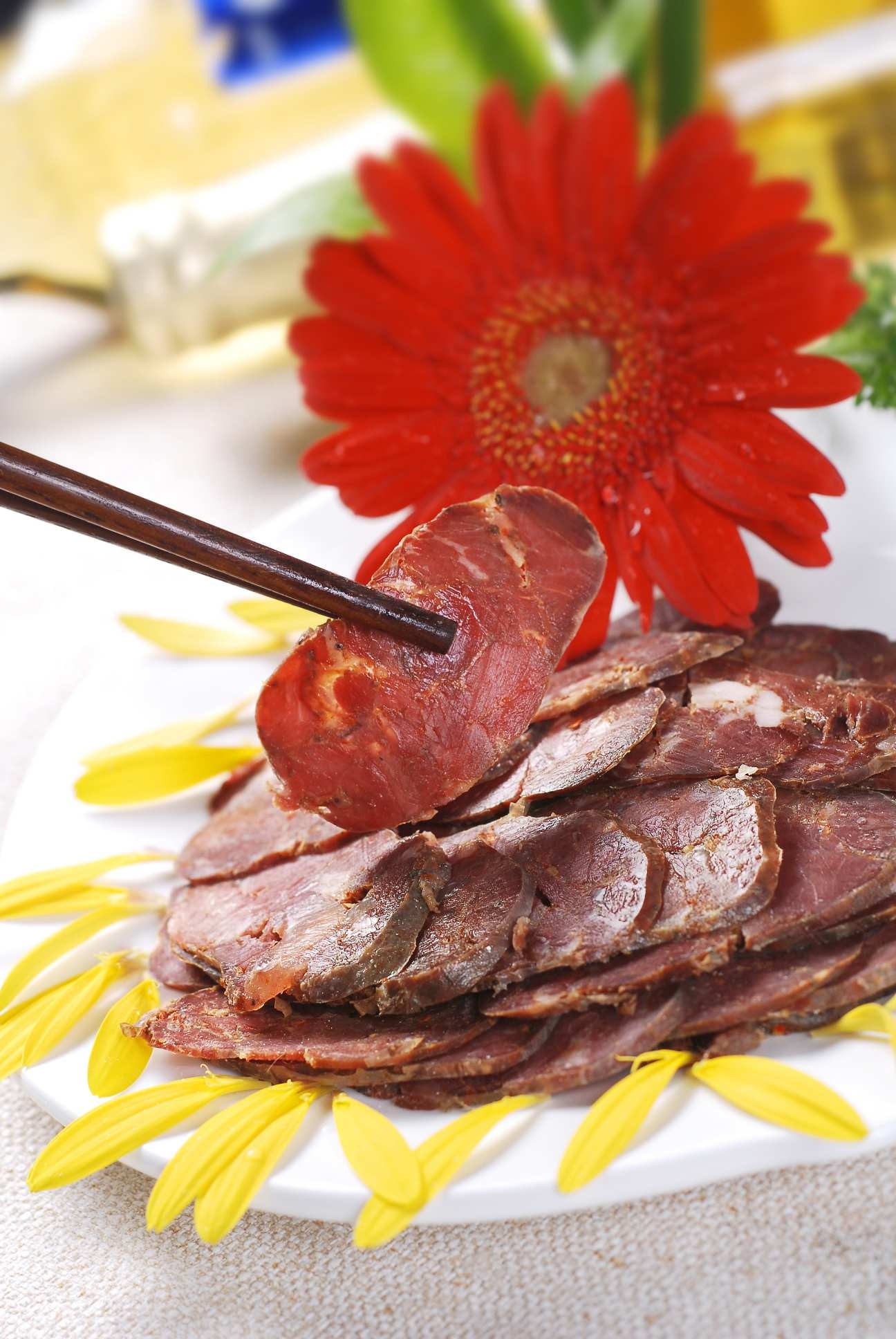 餐饮美食川菜特色菜特色风味牛肉香肠高清图片