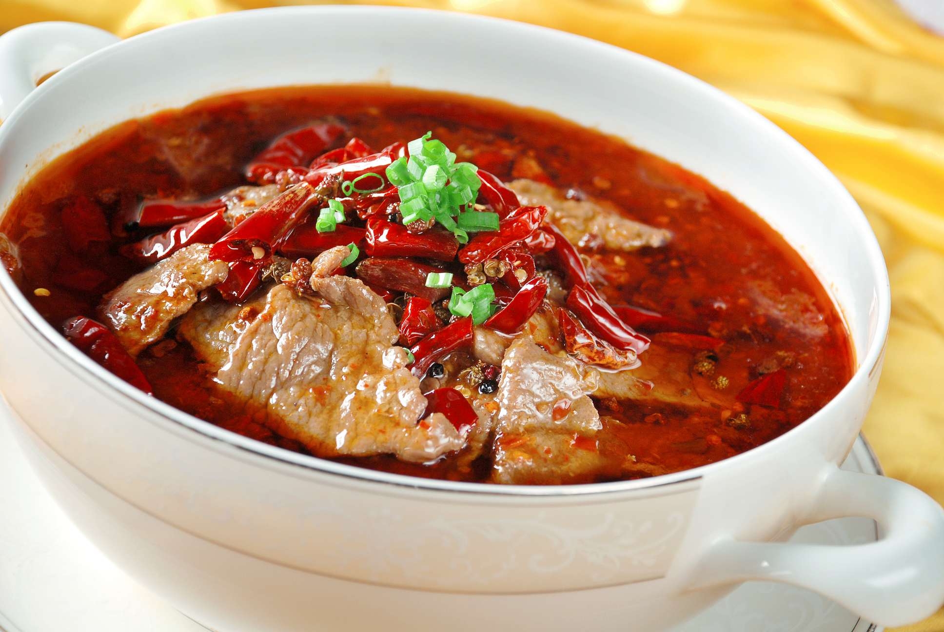 水煮牛柳高清图片