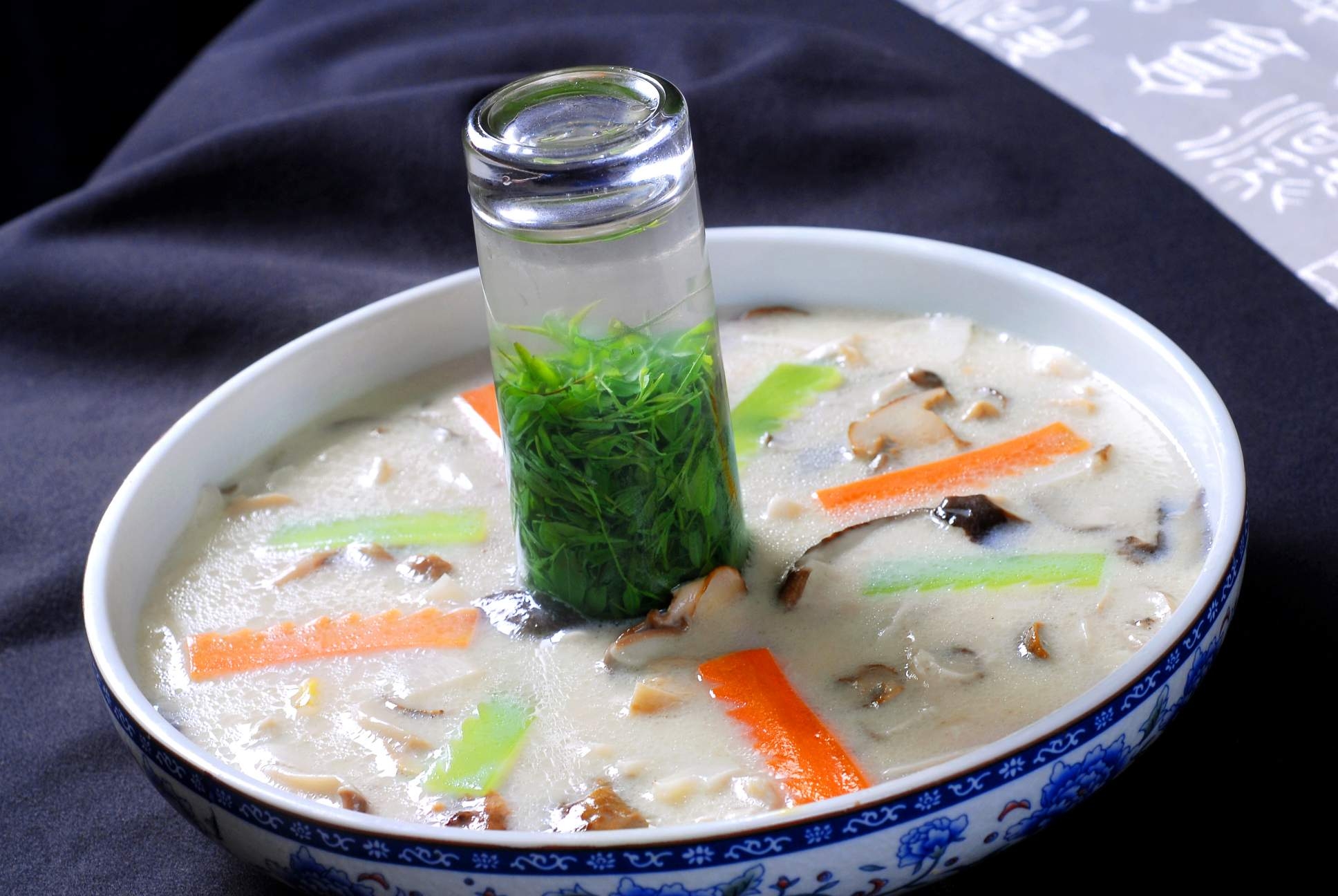 菊茶松茸高清图片