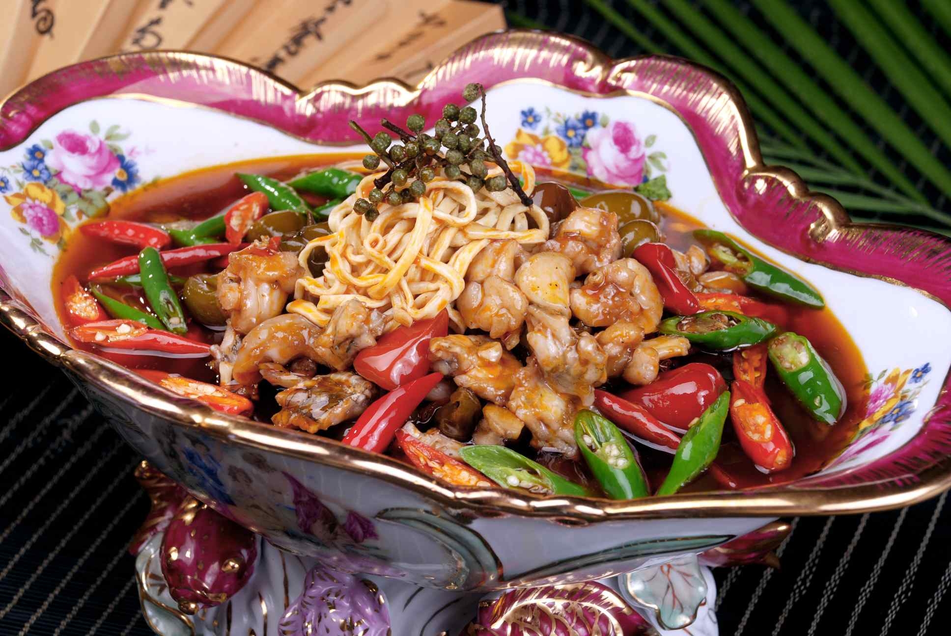 餐饮美食伊面河水蛙高清图片