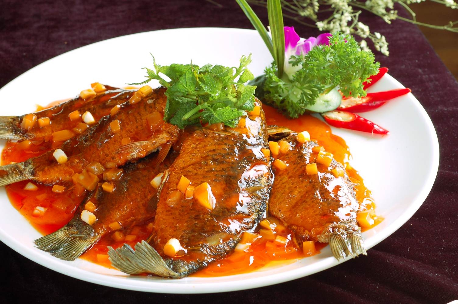 藿香鲫鱼高清图片