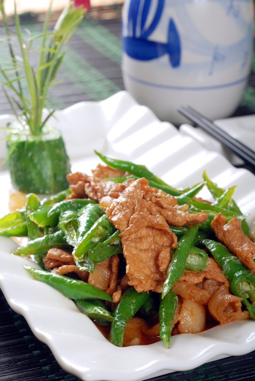 餐饮美食热五花肉炒黄椒高清图片