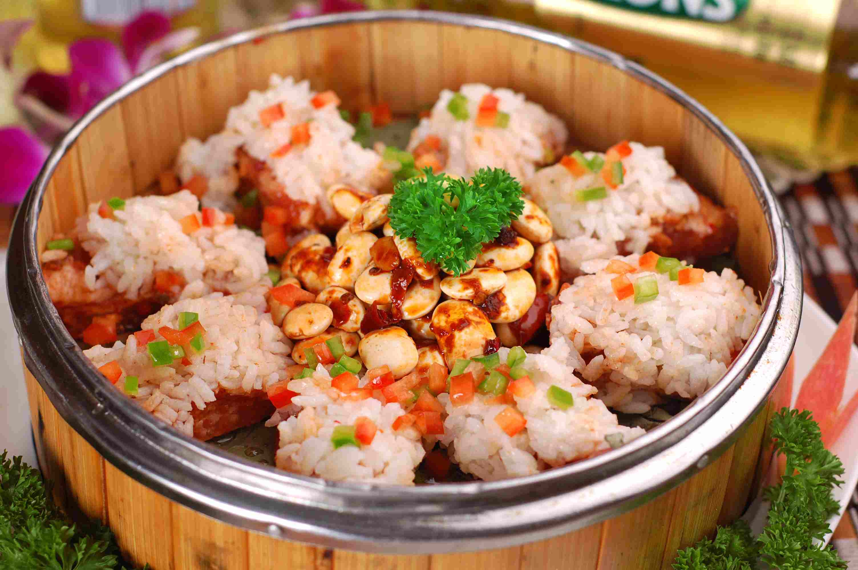 餐饮美食私房菜荷叶糯香骨高清图片