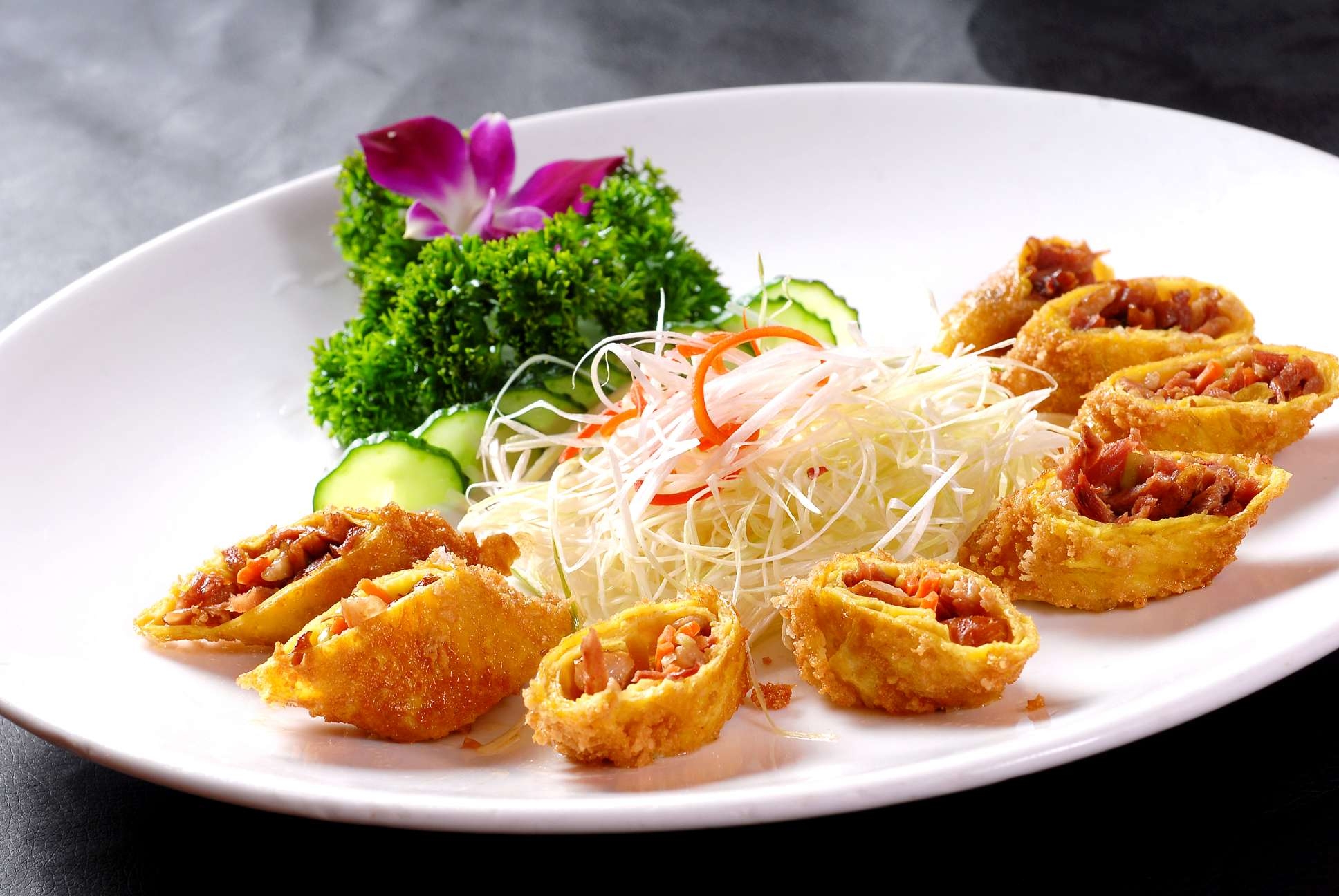 菊花鸭丝蛋卷高清图片