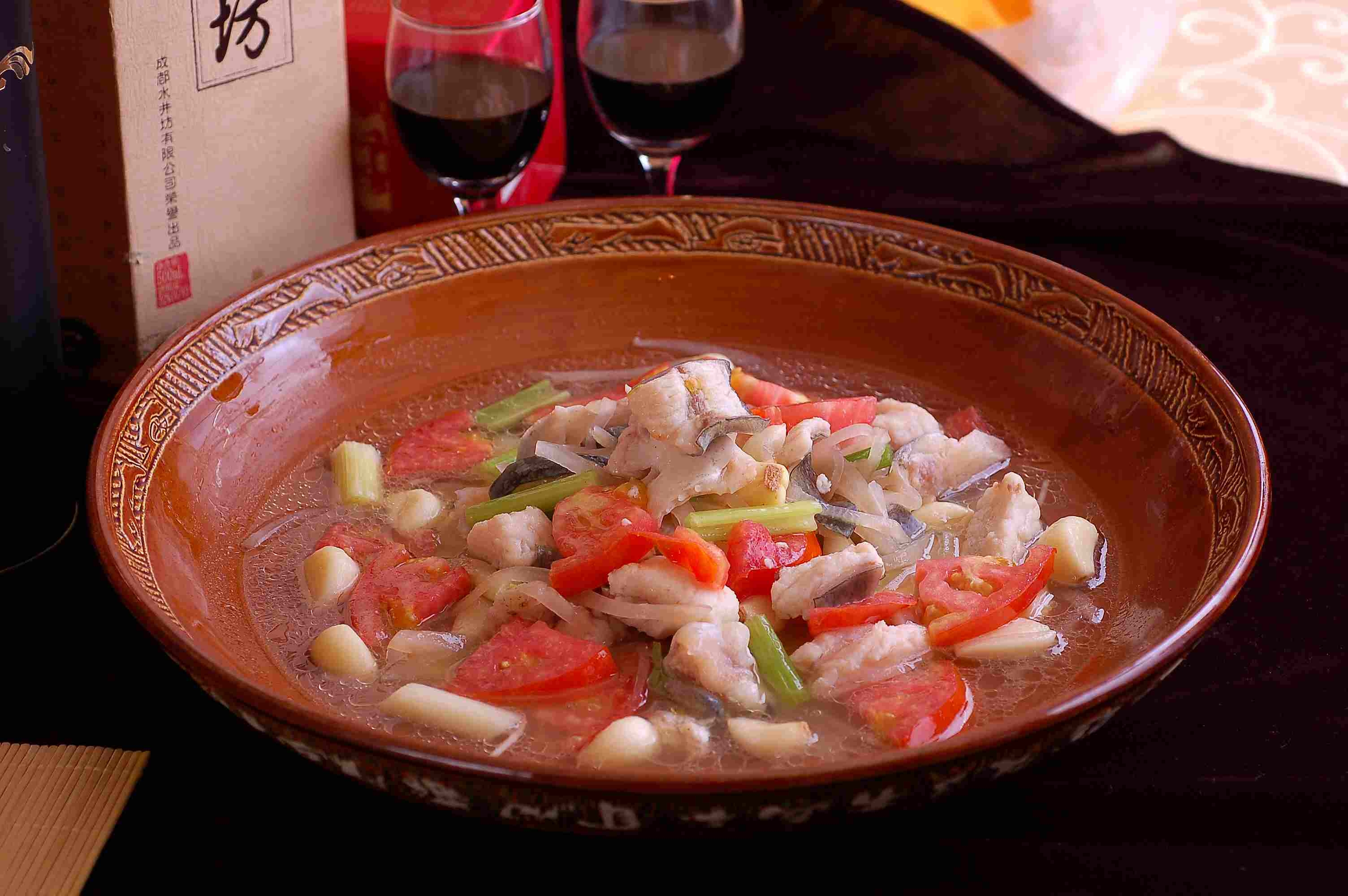 餐饮美食特色主菜大蒜白味土鲶鱼高清图片