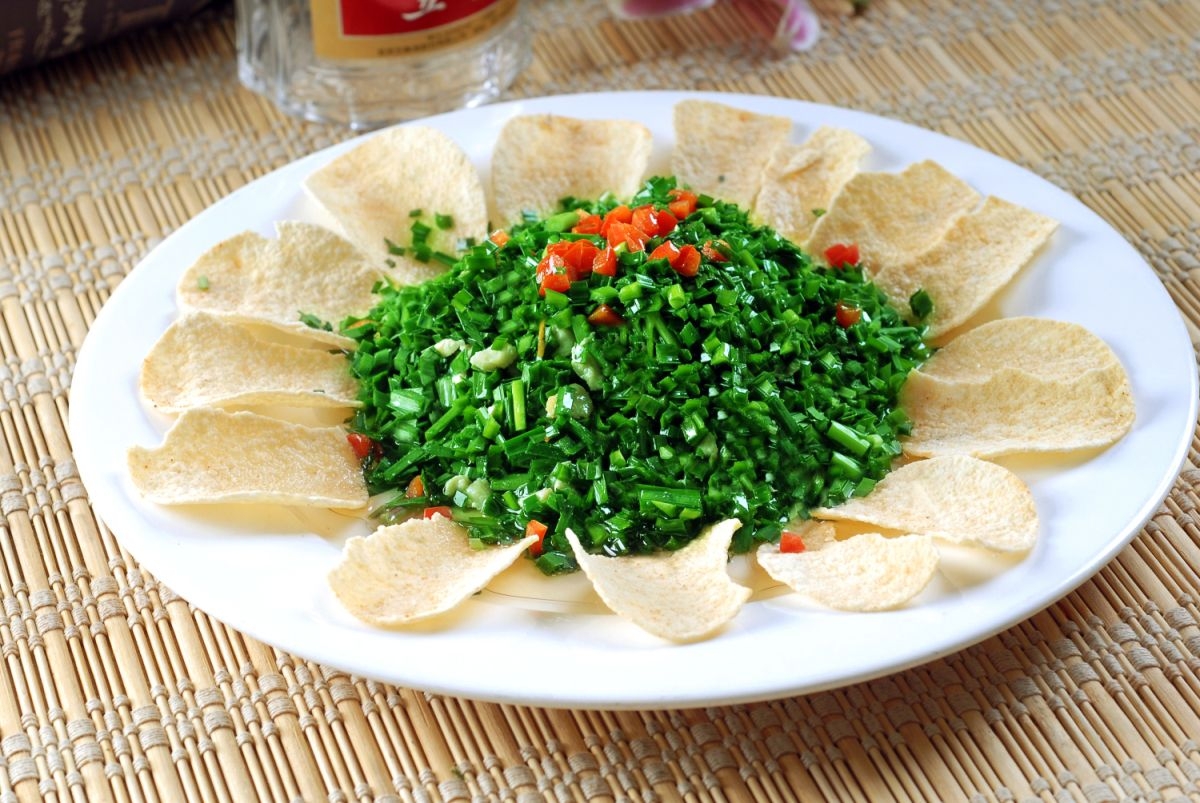 回味韭香鸡高清图片