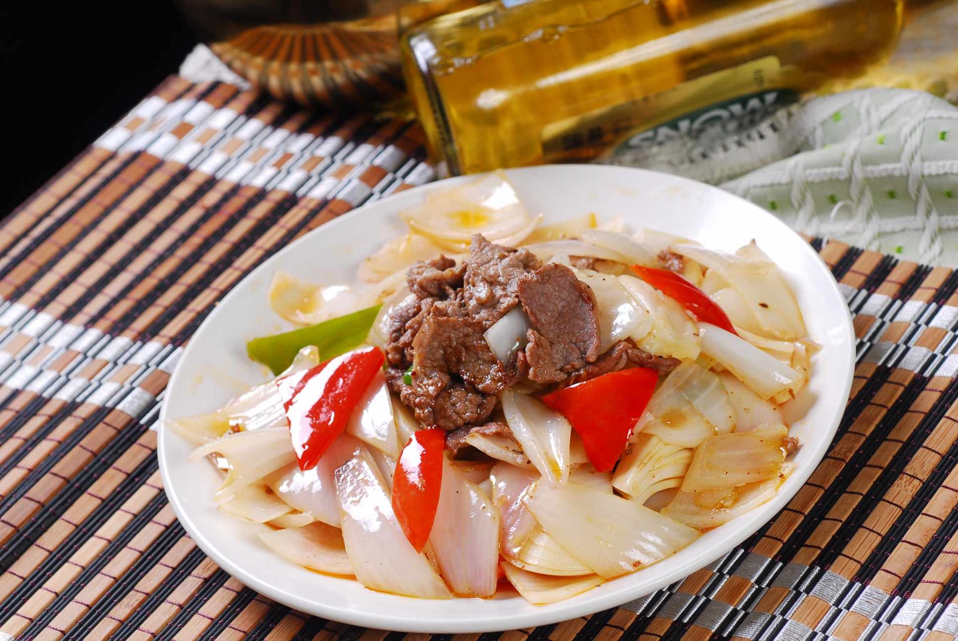 餐饮美食川菜洋葱片炒肉高清图片