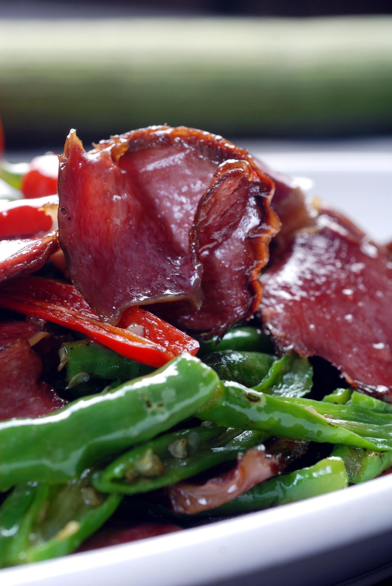 餐饮美食尖椒炒鸡菌高清图片