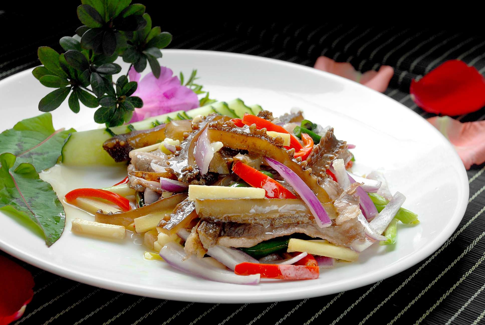 餐饮美食京葱肥牛爆辽参高清图片