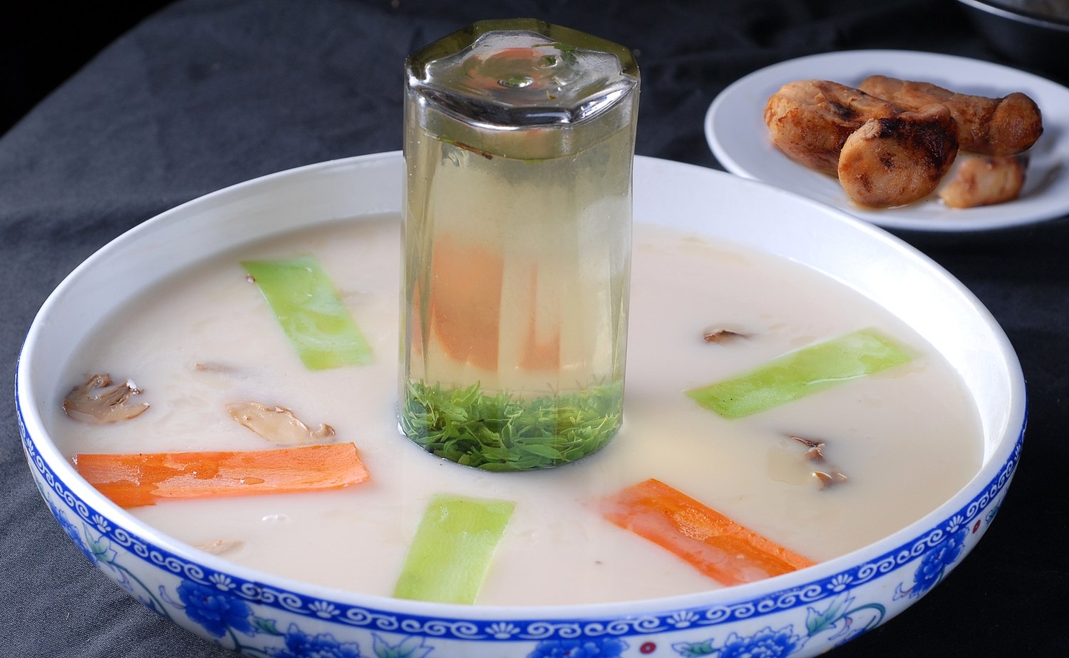 餐饮美食川菜茶香松茸菌高清图片