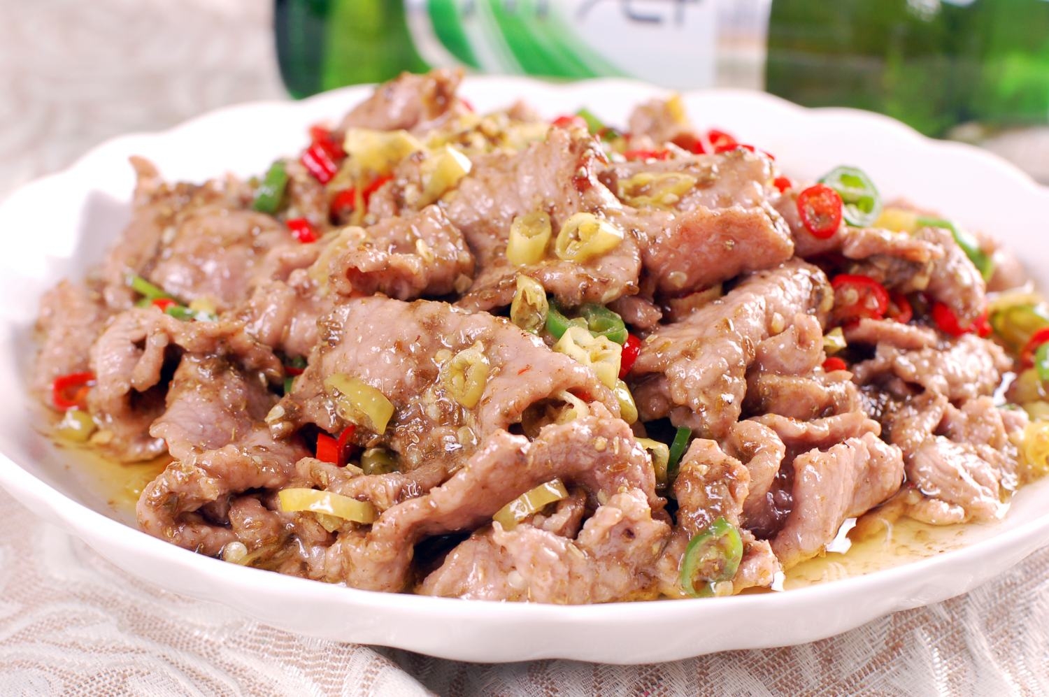 餐饮美食嚼嚼嫩牛肉高清图片