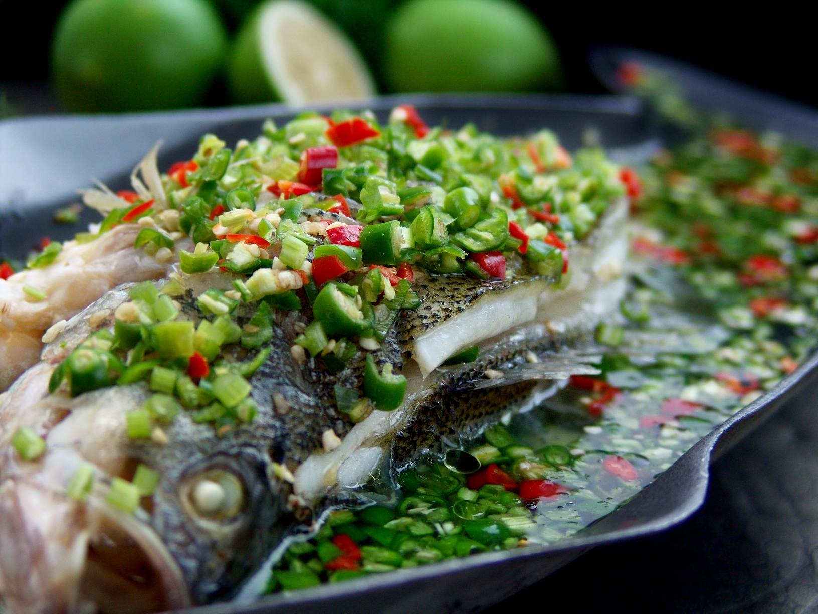 餐饮美食川菜青椒鲈鱼高清图片