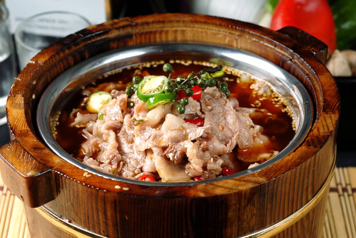 木桶肥牛高清图片