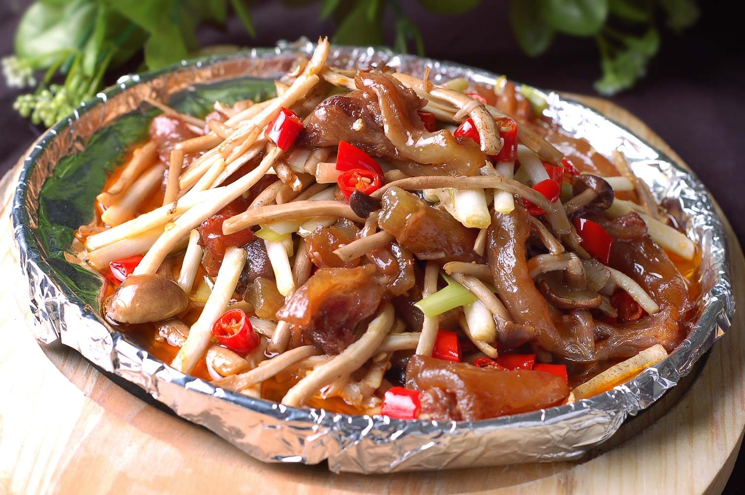 餐饮美食鲜茶树菇炒蹄筋高清图片