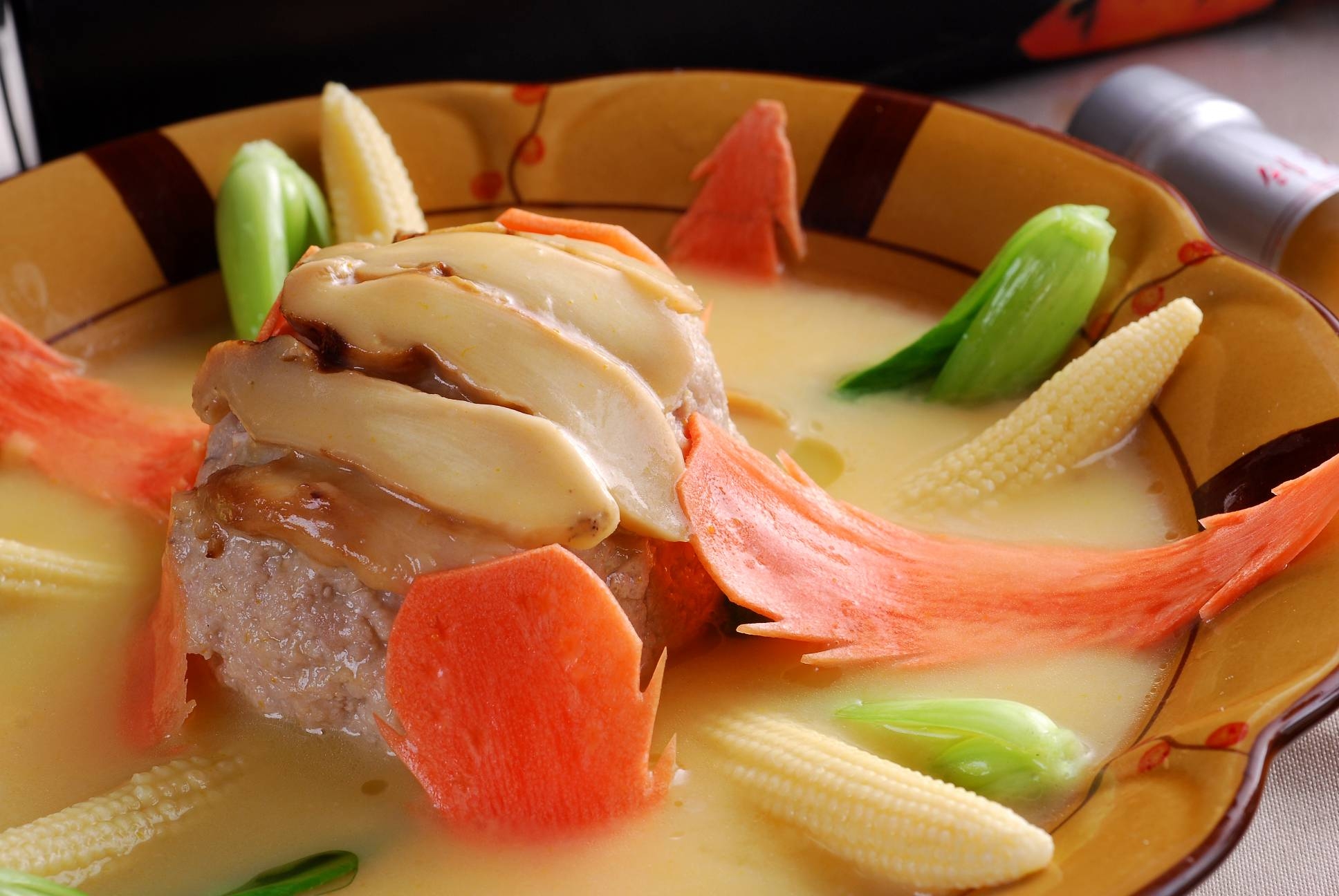 餐饮美食松茸狮子头高清图片