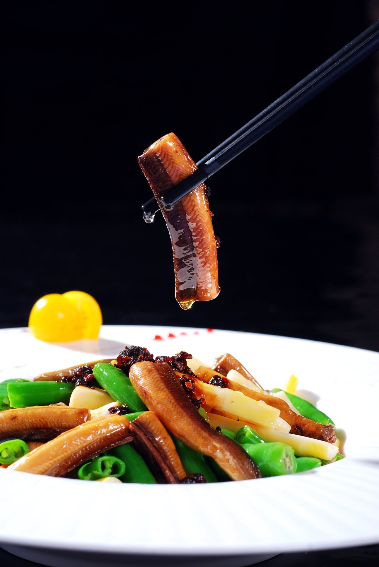 餐饮美食干妈鲜笋烹土鳝高清图片